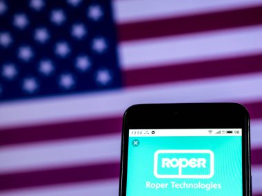 Kiev, Ukrayna - 8 Ocak 2019: Roper Technologies, Inc. logo akıllı telefon görüntülenen gördüm.