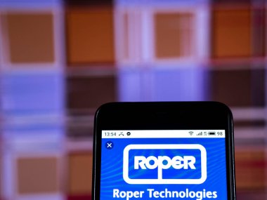Kiev, Ukrayna - 8 Ocak 2019: Roper Technologies, Inc. logo akıllı telefon görüntülenen gördüm.