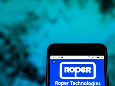 Kiev, Ukrayna - 8 Ocak 2019: Roper Technologies, Inc. logo akıllı telefon görüntülenen gördüm.