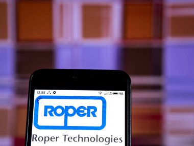 Kiev, Ukrayna - 8 Ocak 2019: Roper Technologies, Inc. logo akıllı telefon görüntülenen gördüm.