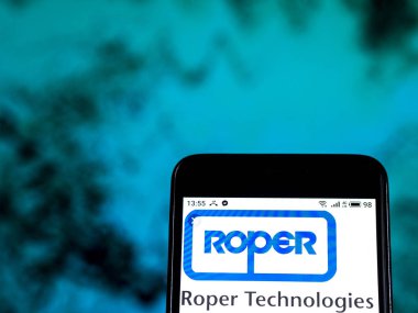 Kiev, Ukrayna - 8 Ocak 2019: Roper Technologies, Inc. logo akıllı telefon görüntülenen gördüm.