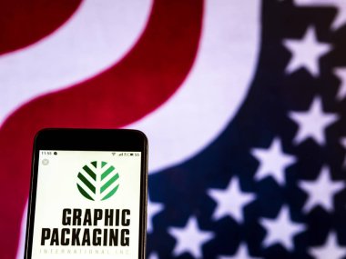 Kiev, Ukrayna - 9 Ocak 2019: Grafik ambalaj International, Inc karton fabrikaları şirket logosu akıllı telefon görüntülenen gördüm.