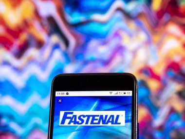 Kiev, Ukrayna - 9 Ocak 2019: Fastenal Sanayi malzemeleri şirket logosu akıllı telefon görüntülenen gördüm.