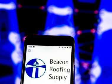 Kiev, Ukrayna - 9 Ocak 2019: Beacon çatı tedarik, Inc şirket logosu akıllı telefon görüntülenen gördüm.
