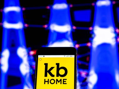 Kiev, Ukrayna - 9 Ocak 2019: Kb Ana Sayfa Şirket logosu akıllı telefon görüntülenen gördüm.