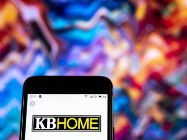 Kiev, Ukrayna - 9 Ocak 2019: Kb Ana Sayfa Şirket logosu akıllı telefon görüntülenen gördüm.