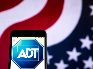 Kiev, Ukrayna - 9 Ocak 2019: Adt güvenlik hizmetleri, görülen güvenlik şirket logosu görüntülenen akıllı telefon.
