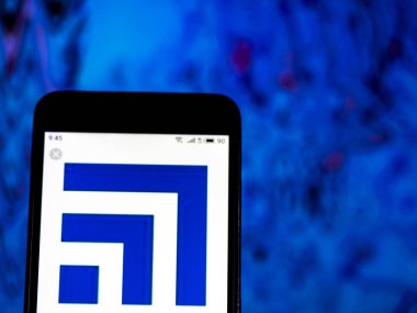 Kiev, Ukrayna - 10 Jan 2019: Lpl finans, finansal hizmetler şirket logosu gördüm akıllı telefon görüntülenen.