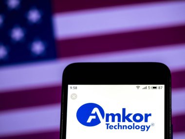 Kiev, Ukrayna - 10 Jan 2019: Amkor teknoloji şirket logosu üretim yarı iletken akıllı telefon görüntülenen gördüm.