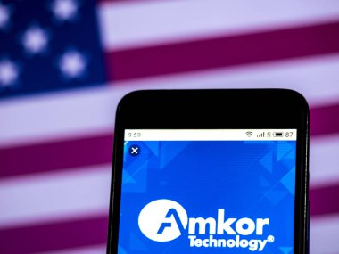 Kiev, Ukrayna - 10 Jan 2019: Amkor teknoloji şirket logosu üretim yarı iletken akıllı telefon görüntülenen gördüm.