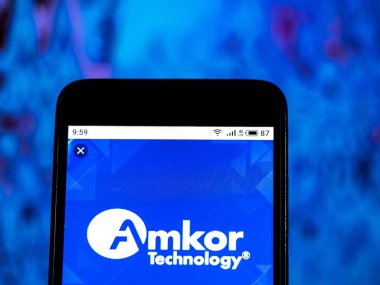 Kiev, Ukrayna - 10 Jan 2019: Amkor teknoloji şirket logosu üretim yarı iletken akıllı telefon görüntülenen gördüm.