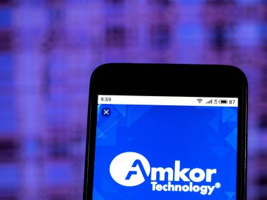 Kiev, Ukrayna - 10 Jan 2019: Amkor teknoloji şirket logosu üretim yarı iletken akıllı telefon görüntülenen gördüm.