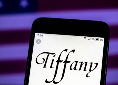 Kiev, Ukrayna - 10 Jan 2019: Tiffany ve Co Takı şirket logosu akıllı telefon görüntülenen gördüm.