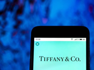 Kiev, Ukrayna - 10 Jan 2019: Tiffany ve Co Takı şirket logosu akıllı telefon görüntülenen gördüm.