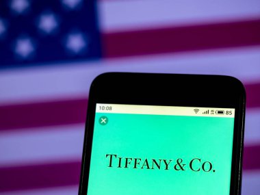 Kiev, Ukrayna - 10 Jan 2019: Tiffany ve Co Takı şirket logosu akıllı telefon görüntülenen gördüm.