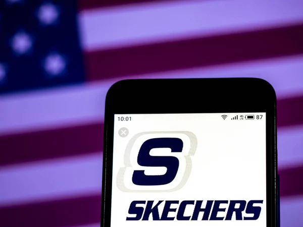 Kiev Oekraïne Jan 2019 Skechers Schoenen Bedrijfslogo Gezien Weergegeven Smart — Stockfoto