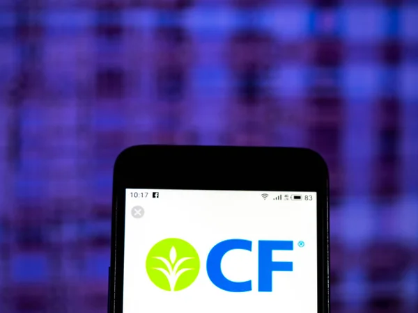 Kiev, ukraine - 10. Januar 2019: cf industries manufacturing company logo seen display on smart phone. — Stockbild Kiev Ukraine Januar 2019 Industries Manufacturing Company Logo Seen Display — Stockfoto