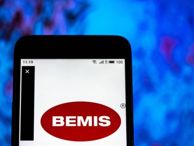 Kiev, Ukrayna - 11 Ocak 2019: Bemis üretim şirket logosu akıllı telefon görüntülenen gördüm.