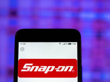 Kiev, Ukrayna - 11 Ocak 2019: Takılabilir üretim şirket logosu akıllı telefon görüntülenen gördüm.