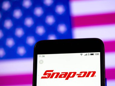 Kiev, Ukrayna - 11 Ocak 2019: Takılabilir üretim şirket logosu akıllı telefon görüntülenen gördüm.