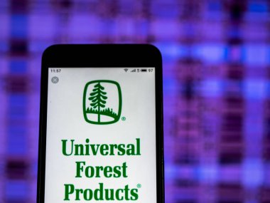 Kiev, Ukrayna - 11 Ocak 2019: Şirket logosu evrensel orman ürünleri kereste akıllı telefon görüntülenen gördüm.