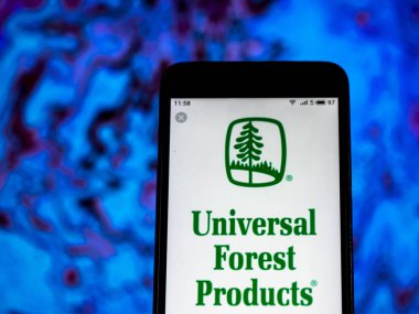 Kiev, Ukrayna - 11 Ocak 2019: Şirket logosu evrensel orman ürünleri kereste akıllı telefon görüntülenen gördüm.