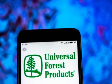 Kiev, Ukrayna - 11 Ocak 2019: Şirket logosu evrensel orman ürünleri kereste akıllı telefon görüntülenen gördüm.