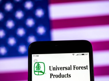 Kiev, Ukrayna - 11 Ocak 2019: Şirket logosu evrensel orman ürünleri kereste akıllı telefon görüntülenen gördüm.