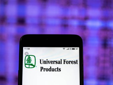 Kiev, Ukrayna - 11 Ocak 2019: Şirket logosu evrensel orman ürünleri kereste akıllı telefon görüntülenen gördüm.