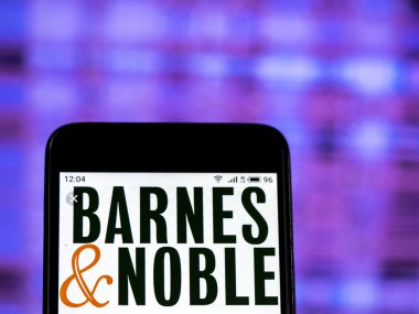 Kiev, Ukrayna - 11 Ocak 2019: Barnes ve Noble kitapçılık şirket logosu akıllı telefon görüntülenen gördüm.