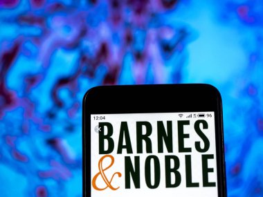 Kiev, Ukrayna - 11 Ocak 2019: Barnes ve Noble kitapçılık şirket logosu akıllı telefon görüntülenen gördüm.