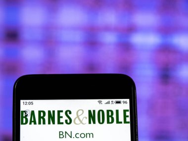 Kiev, Ukrayna - 11 Ocak 2019: Barnes ve Noble kitapçılık şirket logosu akıllı telefon görüntülenen gördüm.