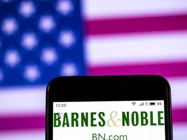 Kiev, Ukrayna - 11 Ocak 2019: Barnes ve Noble kitapçılık şirket logosu akıllı telefon görüntülenen gördüm.