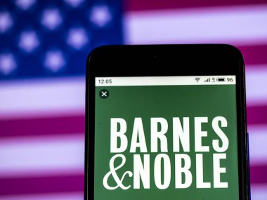 Kiev, Ukrayna - 11 Ocak 2019: Barnes ve Noble kitapçılık şirket logosu akıllı telefon görüntülenen gördüm.
