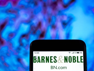 Kiev, Ukrayna - 11 Ocak 2019: Barnes ve Noble kitapçılık şirket logosu akıllı telefon görüntülenen gördüm.