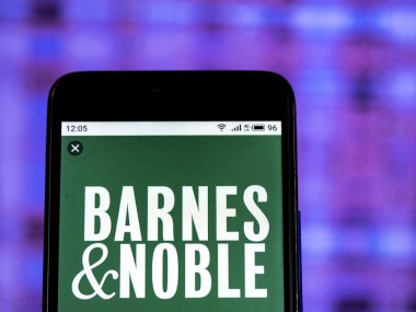 Kiev, Ukrayna - 11 Ocak 2019: Barnes ve Noble kitapçılık şirket logosu akıllı telefon görüntülenen gördüm.