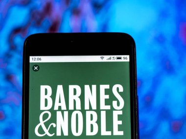 Kiev, Ukrayna - 11 Ocak 2019: Barnes ve Noble kitapçılık şirket logosu akıllı telefon görüntülenen gördüm.