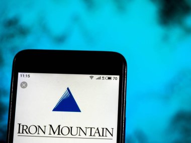 Kiev, Ukrayna - Jan 12, 2019: Demir Dağı kurumsal bilgi yönetimi şirket logosu akıllı telefon görüntülenen gördüm.