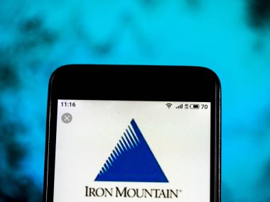 Kiev, Ukrayna - Jan 12, 2019: Demir Dağı kurumsal bilgi yönetimi şirket logosu akıllı telefon görüntülenen gördüm.