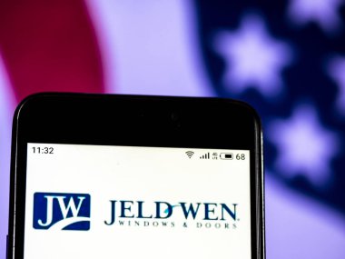 Kiev, Ukrayna - Jan 12, 2019: Jeld-Wen üretim şirket logosu akıllı telefon görüntülenen gördüm.