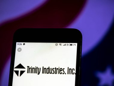 Kiev, Ukrayna - 13 Ocak 2019: Trinity sanayi Kurumsal Grup Şirket logosu akıllı telefon görüntülenen gördüm.
