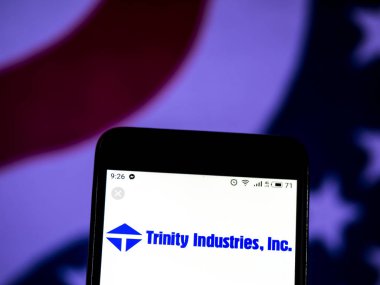 Kiev, Ukrayna - 13 Ocak 2019: Trinity sanayi Kurumsal Grup Şirket logosu akıllı telefon görüntülenen gördüm.