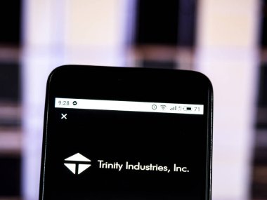 Kiev, Ukrayna - 13 Ocak 2019: Trinity sanayi Kurumsal Grup Şirket logosu akıllı telefon görüntülenen gördüm.