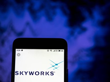 Kiev, Ukrayna - 13 Ocak 2019: Skyworks çözümleri şirket logosu üretim yarı iletken akıllı telefon görüntülenen gördüm.