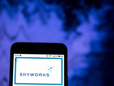 Kiev, Ukrayna - 13 Ocak 2019: Skyworks çözümleri şirket logosu üretim yarı iletken akıllı telefon görüntülenen gördüm.