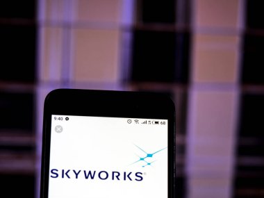 Kiev, Ukrayna - 13 Ocak 2019: Skyworks çözümleri şirket logosu üretim yarı iletken akıllı telefon görüntülenen gördüm.