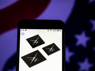 Kiev, Ukrayna - 13 Ocak 2019: Skyworks çözümleri şirket logosu üretim yarı iletken akıllı telefon görüntülenen gördüm.