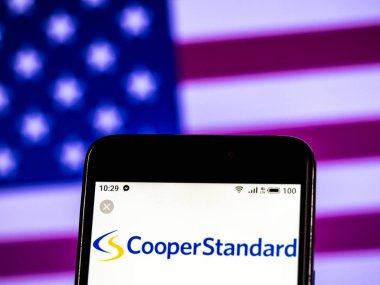 Kiev, Ukrayna - Jan 14, 2019: Cooper standart Otomotiv A.ş. logo akıllı telefon görüntülenen gördüm.