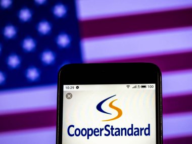 Kiev, Ukrayna - Jan 14, 2019: Cooper standart Otomotiv A.ş. logo akıllı telefon görüntülenen gördüm.