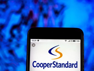 Kiev, Ukrayna - Jan 14, 2019: Cooper standart Otomotiv A.ş. logo akıllı telefon görüntülenen gördüm.